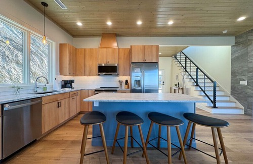 Sevierville House | New! Modern Home - Panoramic Views of the Smokies!