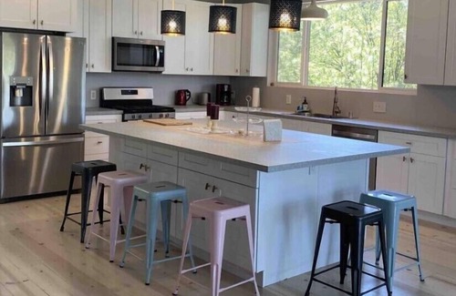 Placerville House | New Modern Home Sleeps 12