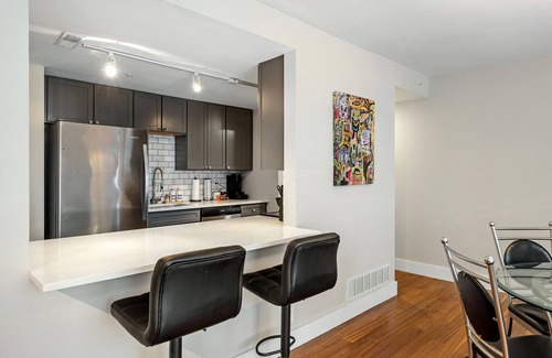 Downtown West Condo | New! Modern King Bed Condo Near Busch Stadium