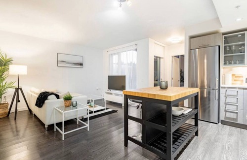 Downtown Eastside Apartment | New Modern, Large 1 Bedroom, 1 Bathroom + Work Space