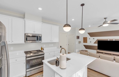 Spartanburg House | NEW Modern Luxury Stay - 2 King Beds - Sleeps 10