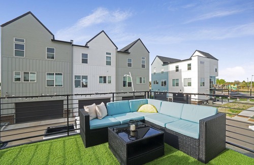 Twin Lakes House | New Modern Luxury Townhome