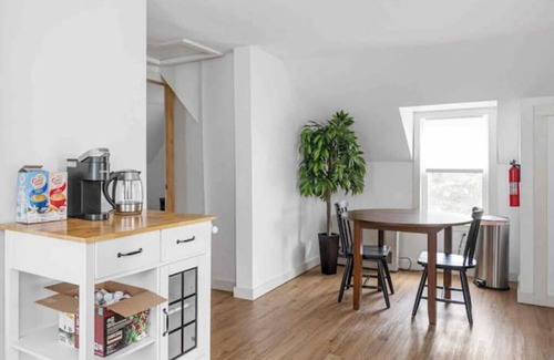Winooski Apartment | NEW Modern-Mini: parking. downtown Winooskinnn