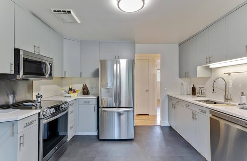 Murray House | NEW! Modern Mountain 5BR Getaway, 15-40 minutes from 7 ski resorts Sleeps 12