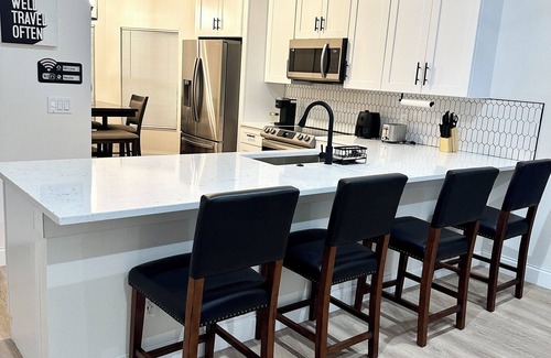 Buena Ventura Lakes House | New Modern Oasis with private pool near MCO Airport, Disney and Amusement Parks!
