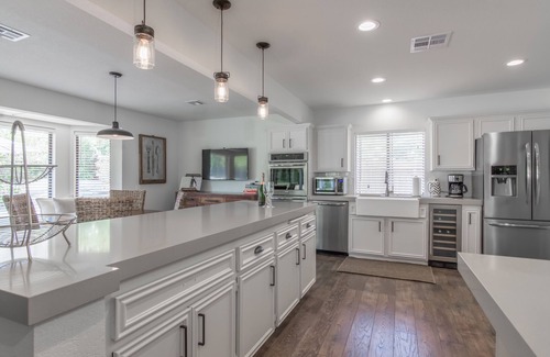 Magnesia Falls Cove House | New Modern Remodel! - Ranch Style Villa with Mountain Vistas