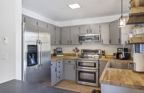 Blue River House | New Modern Renovation - Hot Tub, Huge Deck, Mountain Views, Fast Wifi & More!