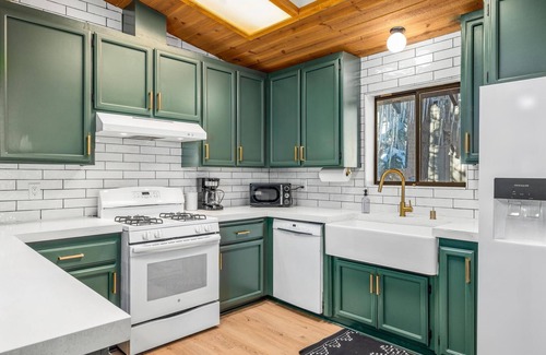 Cold Springs Cabin | New- Modern Retreat- 4 miles to Pinecrest Lake! EV Charger!