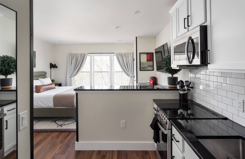 Bellaire Apartment | New Modern Studio w/Resort Amenities. Hot Tubs, Sauna & More! Walk to Downtown!