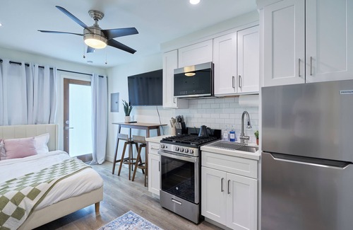 El Segundo Apartment | NEW! Modern Studio w/Pool 5 mins from LAX & Beach- Monthly Stay Discount