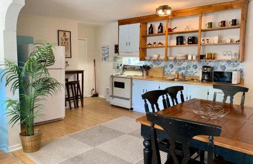 North End Apartment | NEW! Modern & Stylish Perfect for Families and Groups, #4