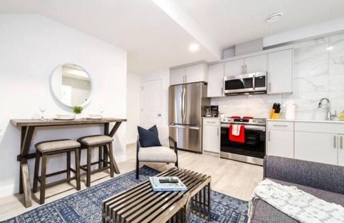 Leduc County House | NEW - Modern Suite - King Bed/Netflix/Sleeps 4/Clean!