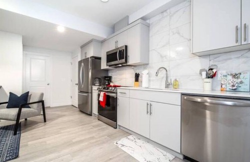 Leduc County House | NEW - Modern Suite - King Bed/Netflix/Sleeps 4/Clean!