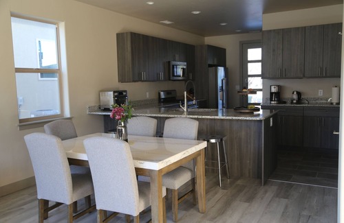 Poncha Springs House | New Modern Townhome 3bd, 3ba, 20min to Monarch Ski, Garage, Traeger