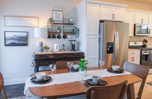 Billings House | New modern Townhome with Hot Tub