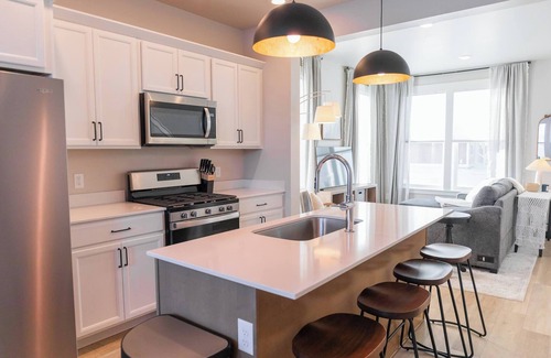 Billings House | New modern Townhome with Hot Tub