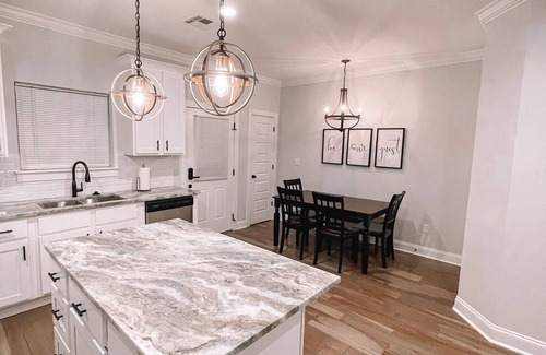Lake Charles House | New Modern Townhouse - Centrally Located
