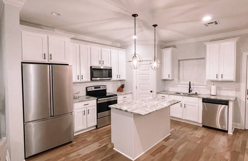 Lake Charles House | New Modern Townhouse - Centrally Located