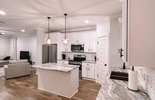 Lake Charles House | New Modern Townhouse - Centrally Located