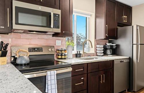 Roseville Apartment | New! Modern Upper Flat near Downtown Roseville