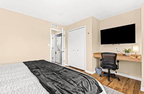 Roseville Apartment | New! Modern Upper Flat near Downtown Roseville