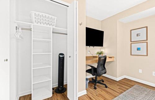 Roseville Apartment | New! Modern Upper Flat near Downtown Roseville