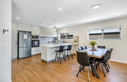 Warrane House | NEW Modern Villa, 2 Bed/Bath-10min Airport/CBD