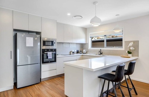 Warrane House | NEW Modern Villa, 2 Bed/Bath-10min Airport/CBD