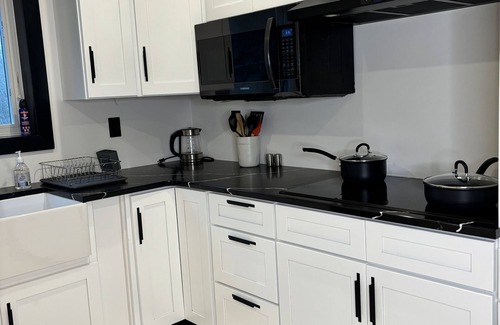 Mount Marion House | NEW Modern waterfront home close to Catskill mountains, fire pit, EV charging