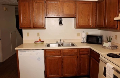 Medicine Lodge House | *NEW*ModernBoho- 2min drive to Gyp Hills scenic drive.