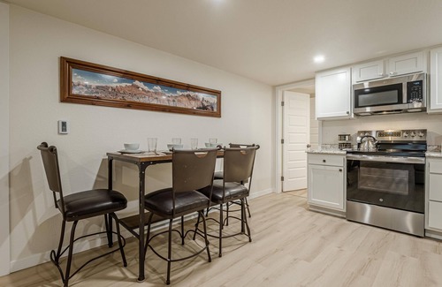 Loma House | NEW! MoJoe: New Build Close to Biking Trails