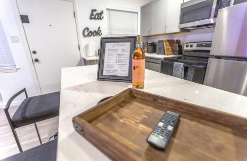 Neartown Apartment | NEW Montrose Gem! Central to Museum District & Downtown Houston