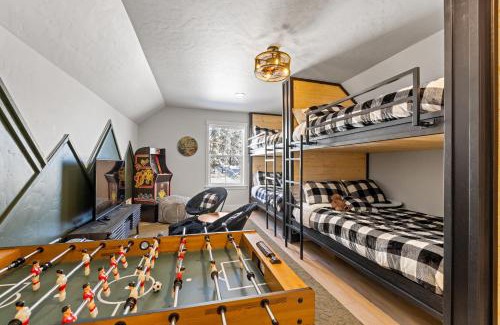 Cascade House | New Mountain Bluebird - walk to lake, golf, and town - game rm - family friendly - sleeps 14