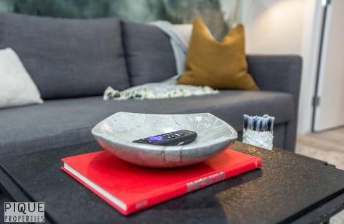 Old Strathcona Apartment | NEW, Mountain Chic Suite, Whyte Avenue, Netflix, WiFi, Sleeps 6