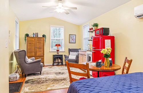 Black Mountain Cottage | New Mountain Getaway Cottage by Lake Lure With Hot Tub