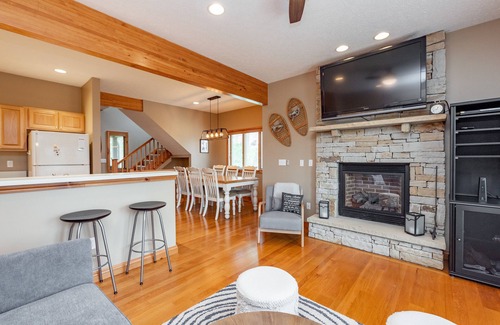 McHenry House | New! Mountain Hygge: Lake Area, Hot Tub!