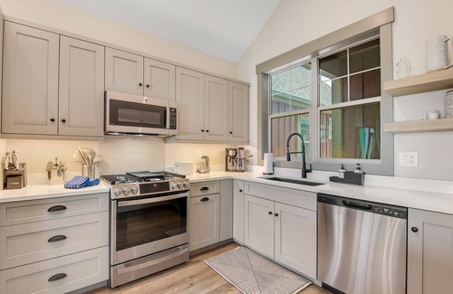 Grand Elk Ranch House | New mountain/valley-view townhouse with private hot tub, balcony, fireplace, W/D