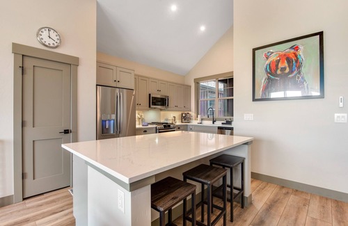 Grand Elk Ranch House | New mountain/valley-view townhouse with private hot tub, balcony, fireplace, W/D