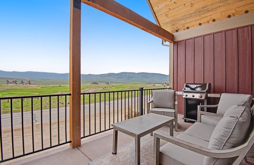 Grand Elk Ranch House | New mountain/valley-view townhouse with private hot tub, balcony, fireplace, W/D