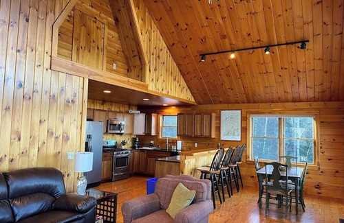 Bethlehem Cabin | New! Mountain View Escape - Panoramic Views. 3 Bed, 2 Bath Modern Cabin.