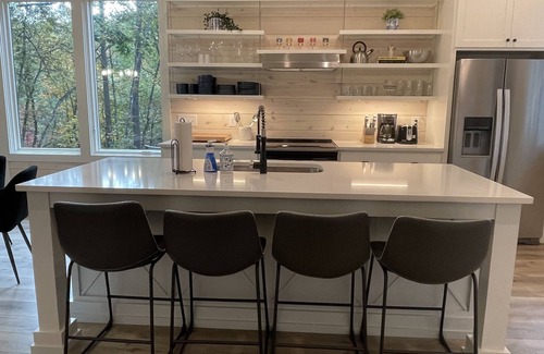 Clayton Cabin | New Mountainside Retreat, 3/3 en-suite with EV fast chg mins to downtown Clayton