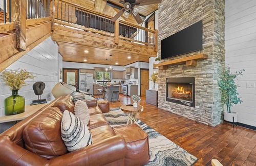 Pickens Cabin | New! Movie Theater/Creek/Sauna/Zipline/Minigolf/Swings/Gameroom/Shuffleboard