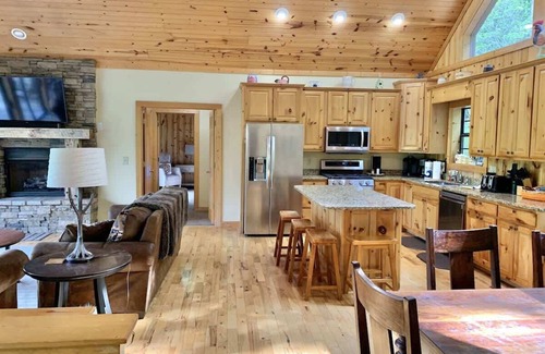 Cleveland Cabin | New! MtnViews, Hot Tub, Pool, Arcade, Shuffleboard