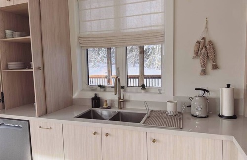 Dwight House | *New* Muskoka Lakefront Wellness Retreat