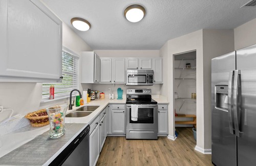 Northside House | ★NEW★N. Jax Home| Mins to ✈︎ | 4 Bed | EZ Check-In