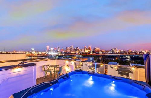 Katie Hill Neighborhood House | NEW Nash Eras - Rooftop Decks with Hot Tub - 15 Beds