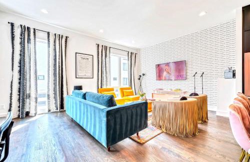 Katie Hill Neighborhood House | NEW Nash Eras - Rooftop Decks with Hot Tub - 15 Beds