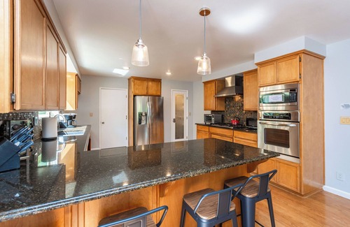 Alta Sierra House | NEW Nature Escape Massive 3BR Pool Table BBQ 5 min to Golf