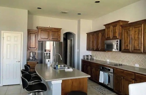 South Arlington House | New! Near AT&T Stad, Sixflags, Joe Pool, 4 br,5bed