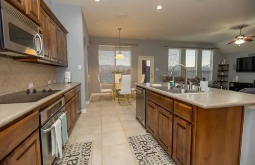 South Arlington House | New! Near AT&T Stad, Sixflags, Joe Pool, 4 br,5bed